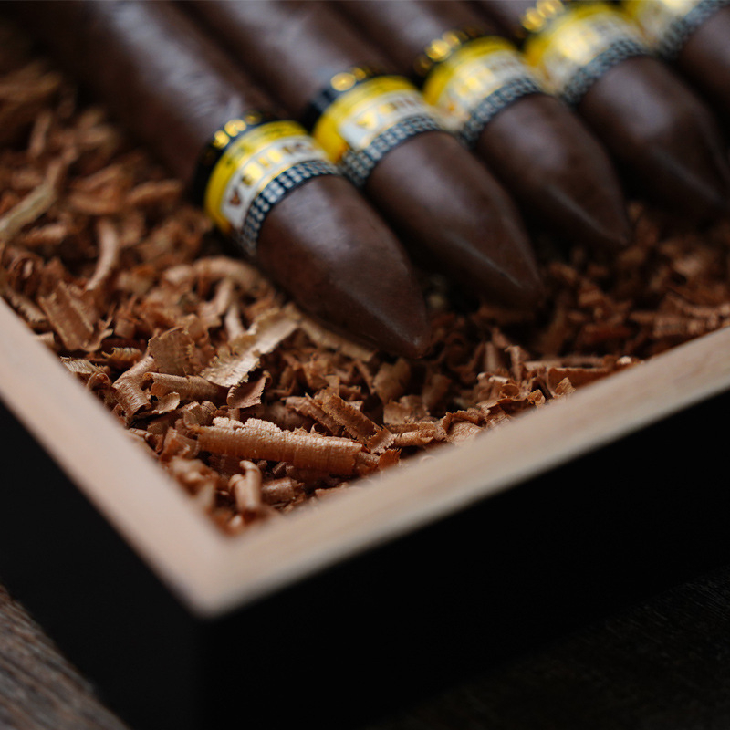 VANITY FAIR rumeguș de lemn de cedru pentru hidratare – rezistent la umezeală și dăunători, pentru maturarea țigărilor