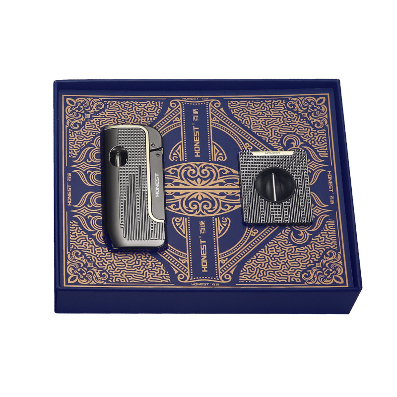 V alakú szivarvágó és ónötvözet öngyújtó készlet, szélálló, állítható láng, finoman gravírozott ajándékdoboz