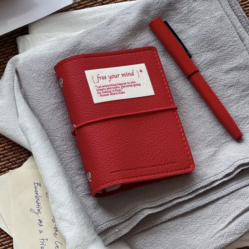 Bilježnica s PU omotom, vrsta vezivanja Binder, papir od drvene pulpe, težina papira 40 g, uklonjive stranice