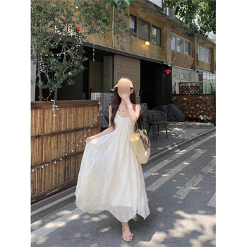 Rochie în stil literar retro, lungime medie, decolteu pe bretele, fără mâneci, design palat