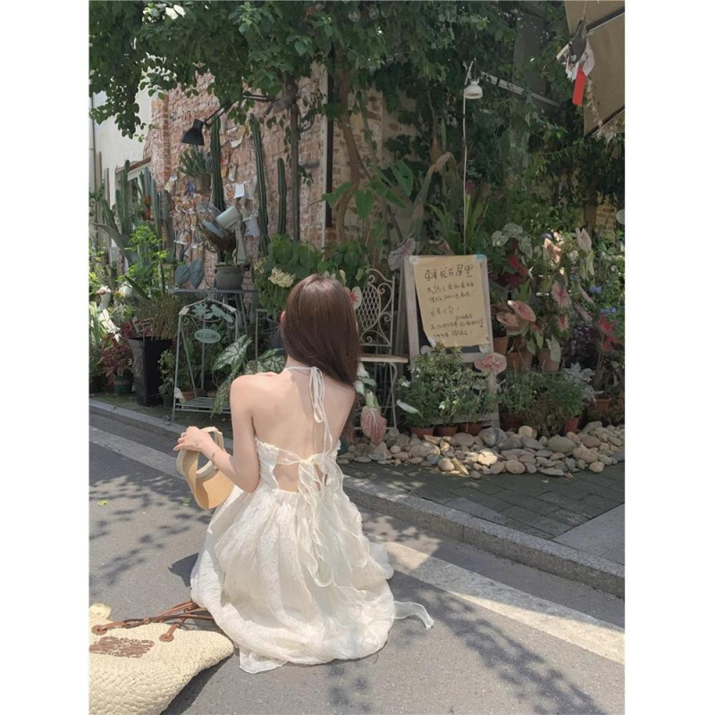 Rochie în stil literar retro, lungime medie, decolteu pe bretele, fără mâneci, design palat