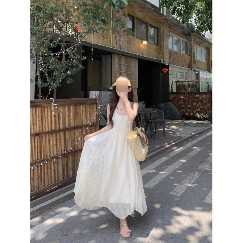 Rochie în stil literar retro, lungime medie, decolteu pe bretele, fără mâneci, design palat