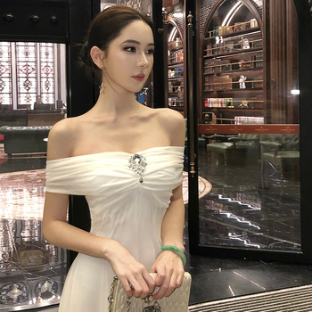 Rochie lungă din plasă, talie înaltă, fără mâneci, croială cu fustă amplă