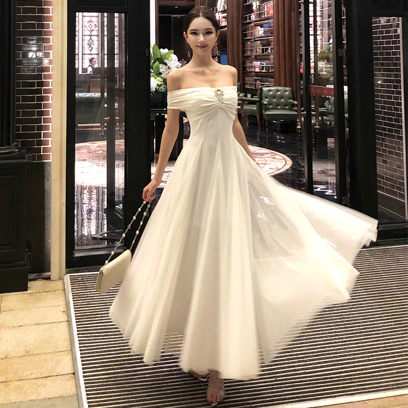 Rochie lungă din plasă, talie înaltă, fără mâneci, croială cu fustă amplă