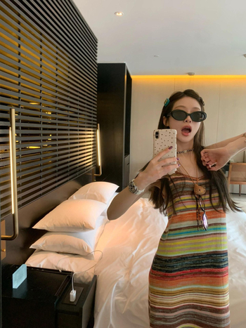 Rochie sling din ice silk, model cu dungi, decolteu în V, fără mâneci