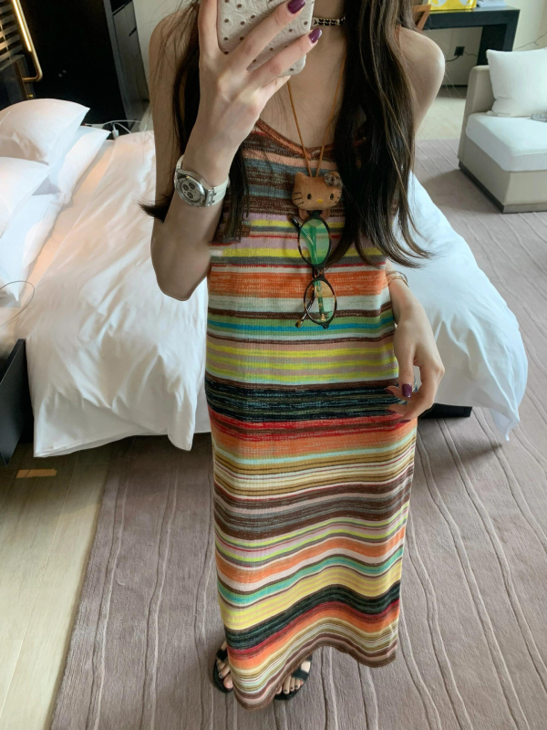 Rochie sling din ice silk, model cu dungi, decolteu în V, fără mâneci