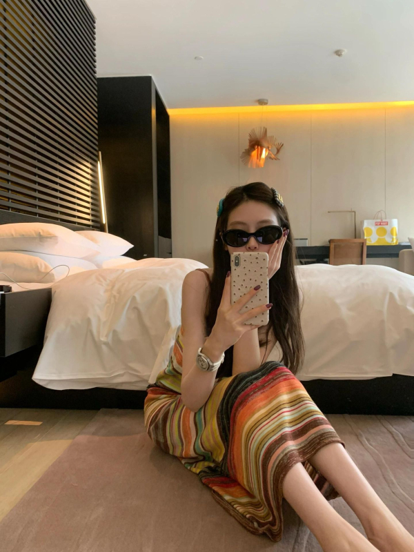 Rochie sling din ice silk, model cu dungi, decolteu în V, fără mâneci