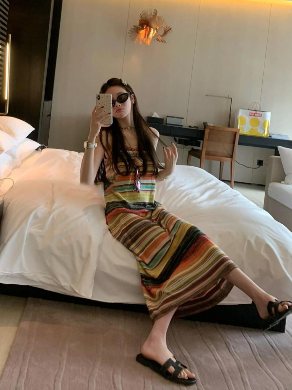 Rochie sling din ice silk, model cu dungi, decolteu în V, fără mâneci