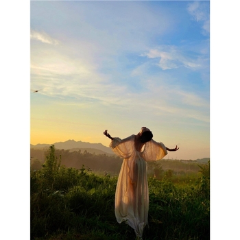 Rochie cu mâneci bufante, fără spate, decolteu în V, croială lejeră, lungime maxi, din tricot