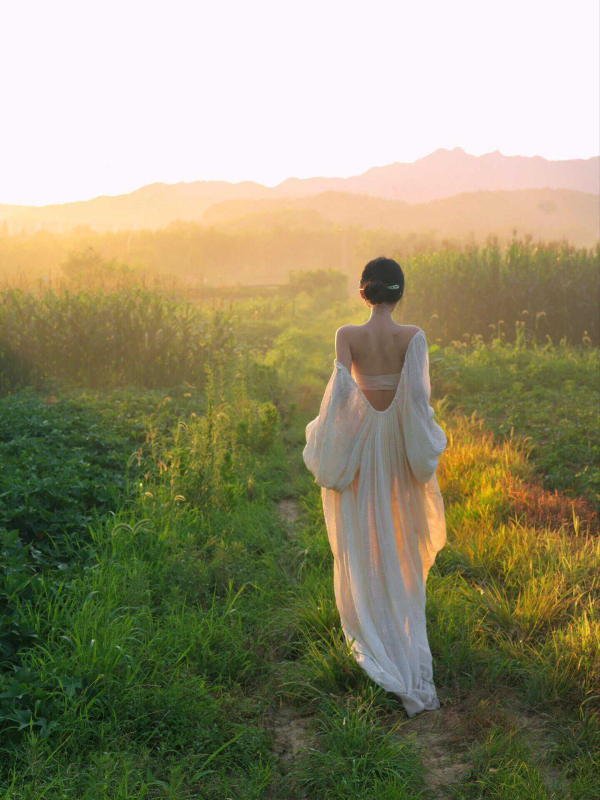 Rochie cu mâneci bufante, fără spate, decolteu în V, croială lejeră, lungime maxi, din tricot