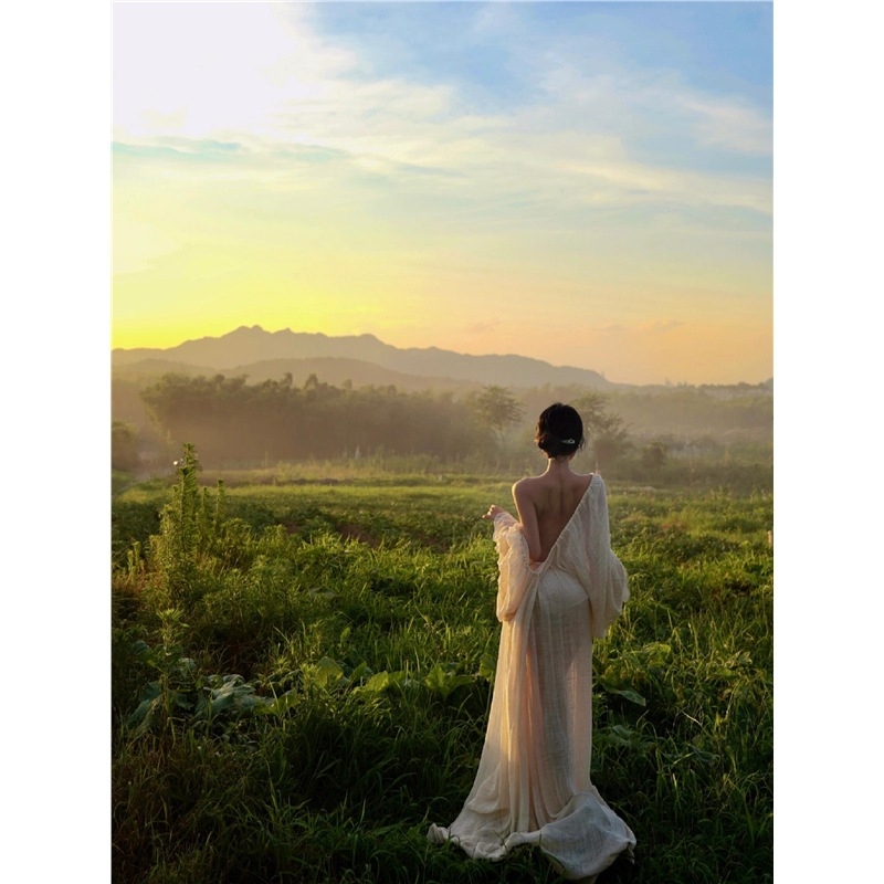 Rochie cu mâneci bufante, fără spate, decolteu în V, croială lejeră, lungime maxi, din tricot