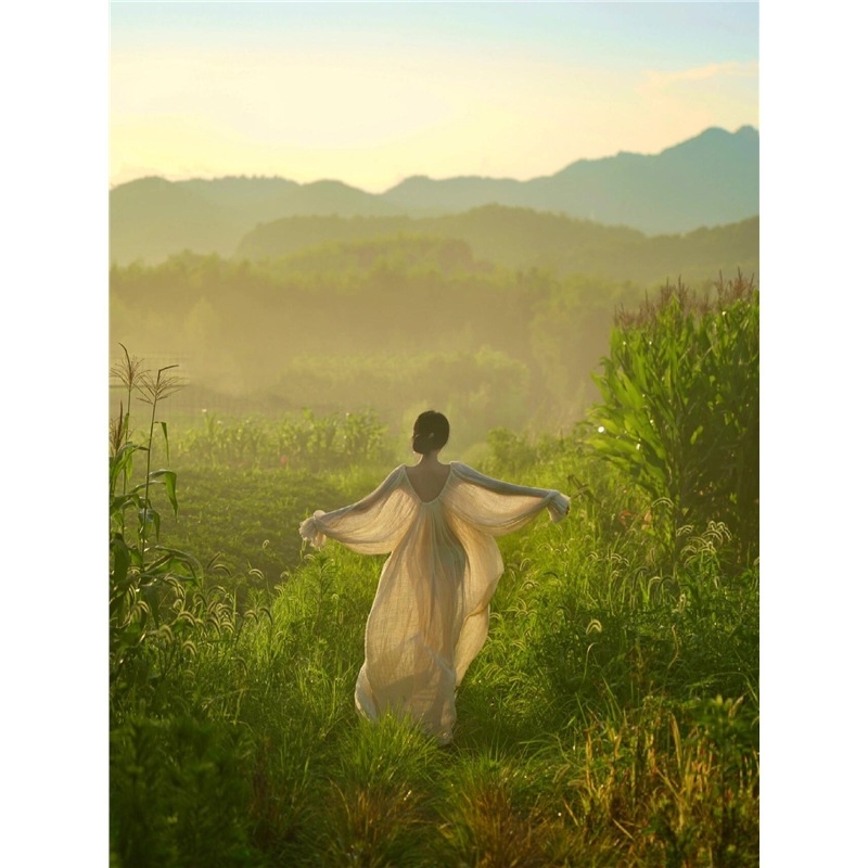 Rochie cu mâneci bufante, fără spate, decolteu în V, croială lejeră, lungime maxi, din tricot