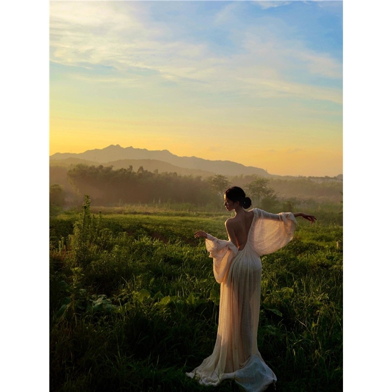 Rochie cu mâneci bufante, fără spate, decolteu în V, croială lejeră, lungime maxi, din tricot