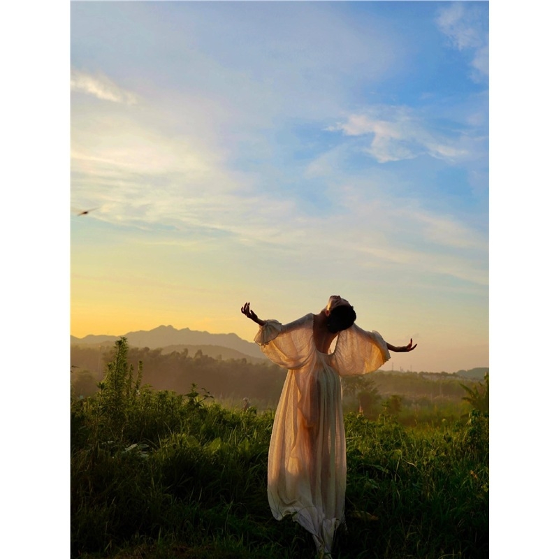 Rochie cu mâneci bufante, fără spate, decolteu în V, croială lejeră, lungime maxi, din tricot