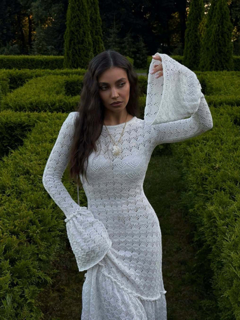 Rochie lungă albă din bumbac tricotat, cu mâneci clopot, decolteu rotund, stil pulover, dintr-o singură piesă