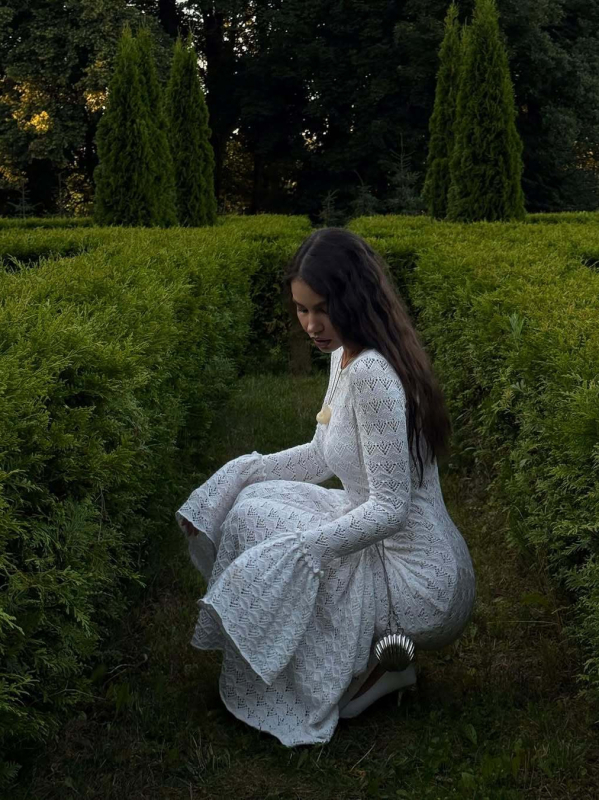 Rochie lungă albă din bumbac tricotat, cu mâneci clopot, decolteu rotund, stil pulover, dintr-o singură piesă