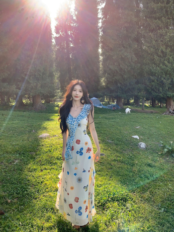 Rochie din poliester, croială A-line, lungă, fără mâneci, talie elastică, imprimeu floral