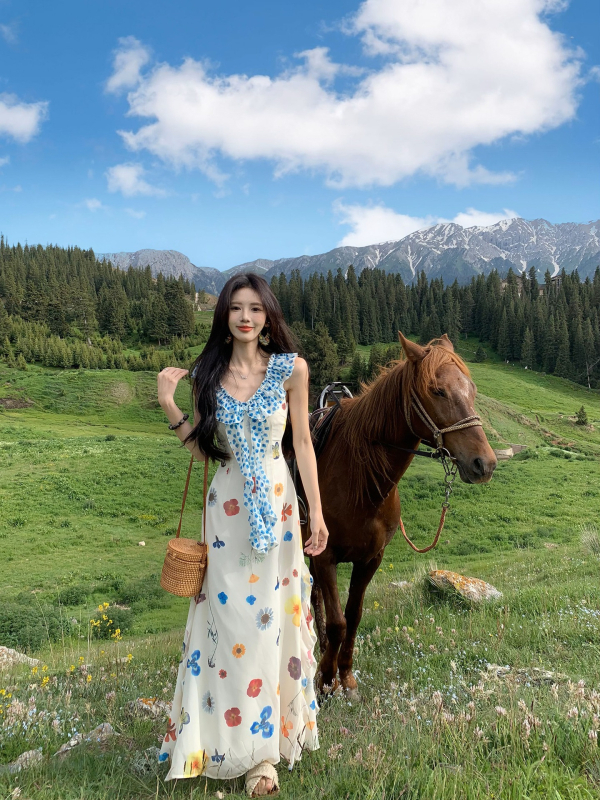 Rochie din poliester, croială A-line, lungă, fără mâneci, talie elastică, imprimeu floral