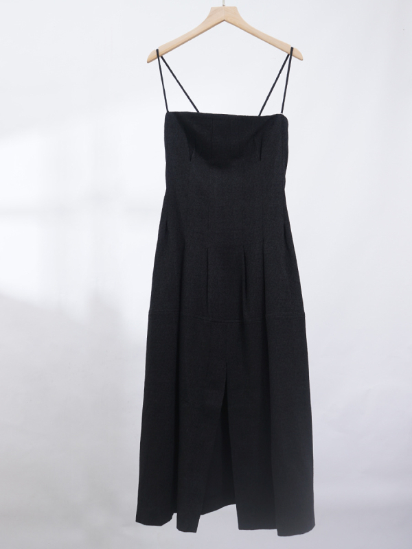 Rochie lungă tip slip cu talie înaltă, croială A-line, fără mâneci, guler drept, viscoză uni, detaliu de îmbinare, stil de vacanță, toamnă 2025