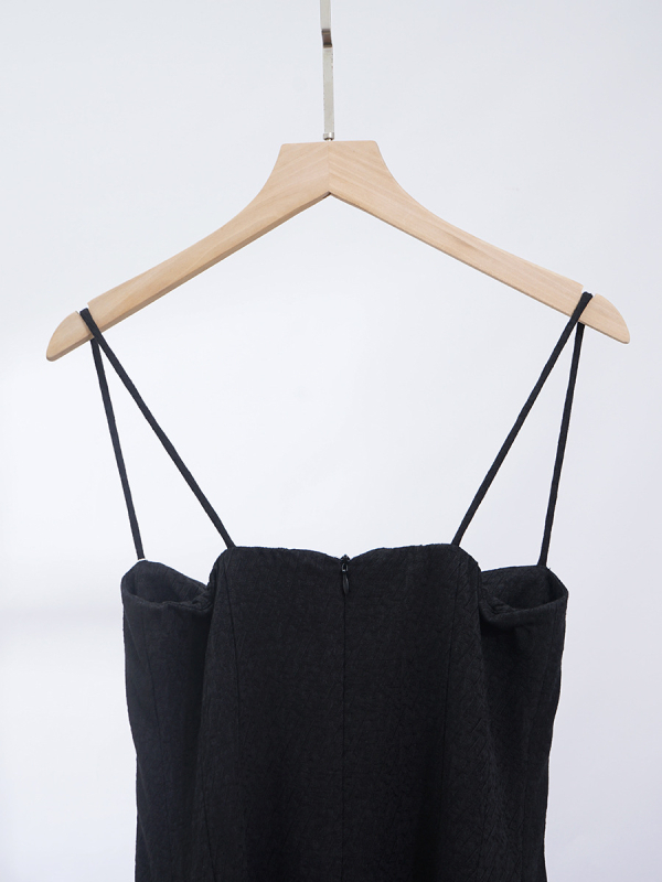 Rochie lungă tip slip cu talie înaltă, croială A-line, fără mâneci, guler drept, viscoză uni, detaliu de îmbinare, stil de vacanță, toamnă 2025