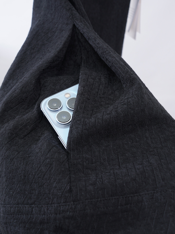 Rochie lungă tip slip cu talie înaltă, croială A-line, fără mâneci, guler drept, viscoză uni, detaliu de îmbinare, stil de vacanță, toamnă 2025