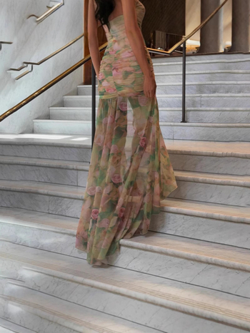 Rochie de damă cu bretele subțiri, imprimeu lotus, talie înaltă, fustă lungă neregulată, croi slim, primăvara 2025