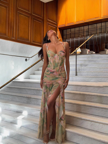 Rochie de damă cu bretele subțiri, imprimeu lotus, talie înaltă, fustă lungă neregulată, croi slim, primăvara 2025