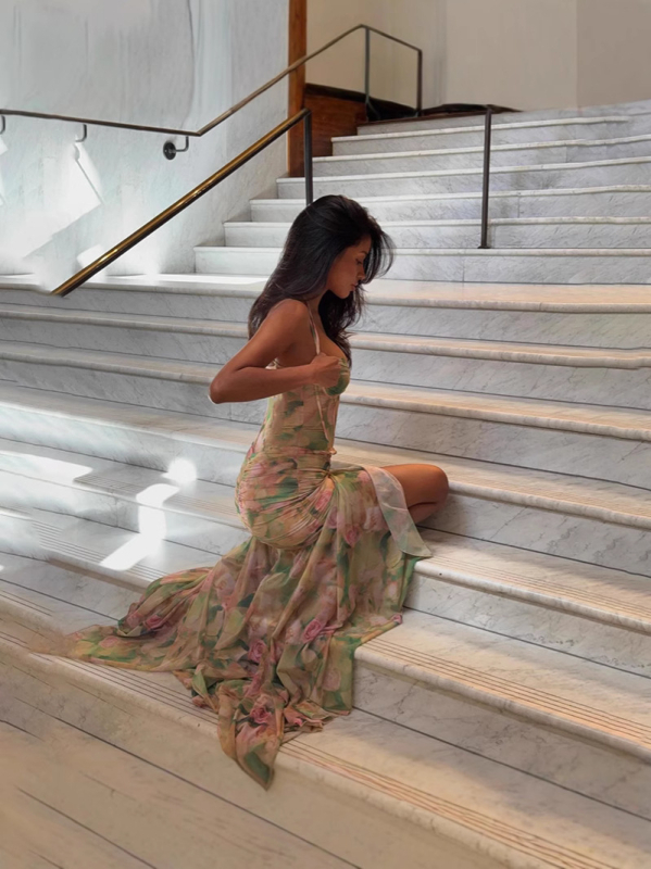 Rochie de damă cu bretele subțiri, imprimeu lotus, talie înaltă, fustă lungă neregulată, croi slim, primăvara 2025