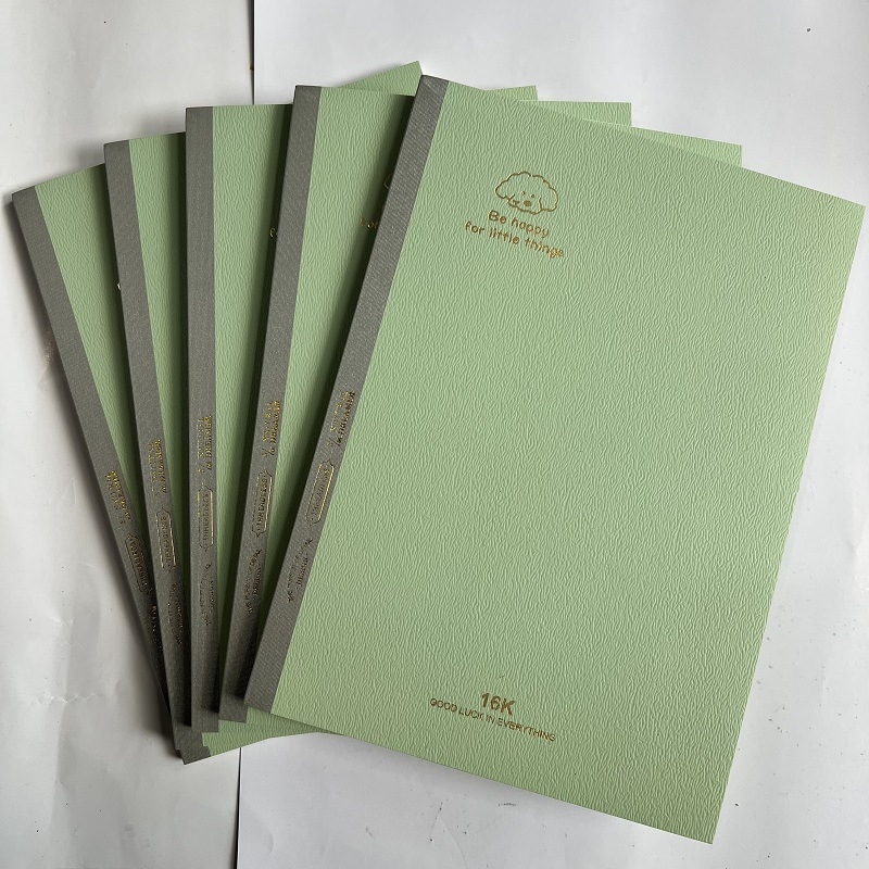 Caiet cu legare fără sârmă; hârtie 80 g din pulpă brută de lemn; 50–100 pagini