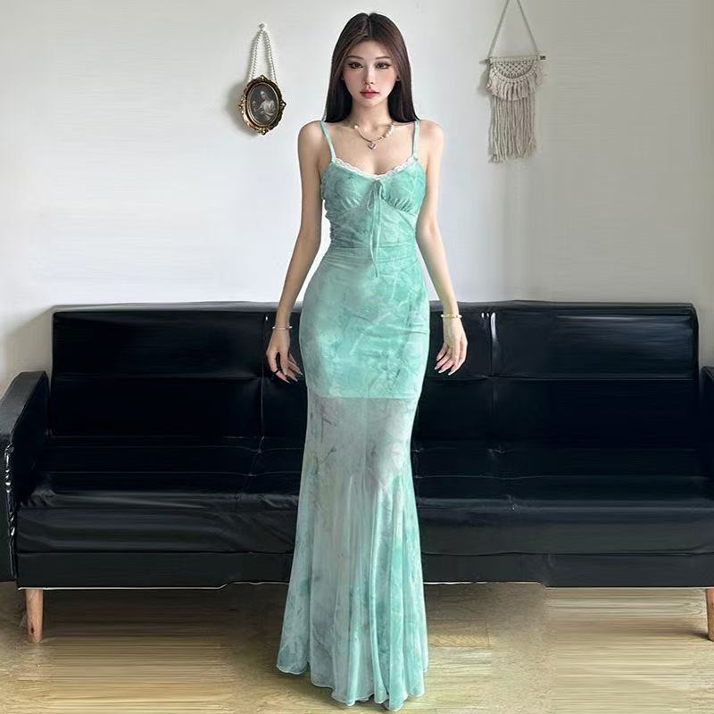 Poliesterska haljina s tankim naramenicama, leptir print na mrežastom materijalu, sling stil, srednja duljina, visok struk
