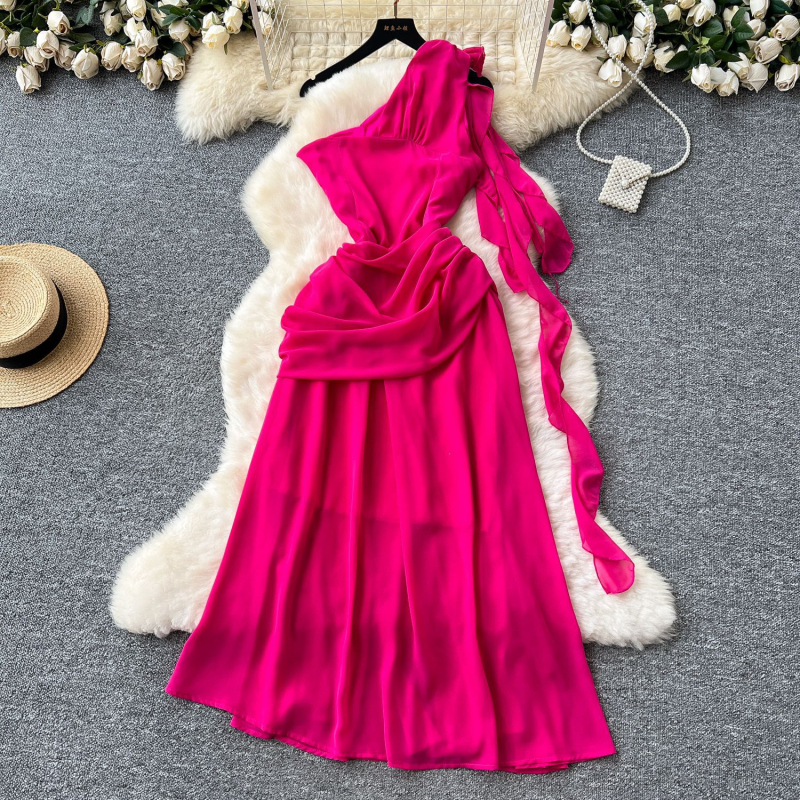 Rochie din chiffon fără mâneci, croială A-line, decolteu înclinat, talie înaltă