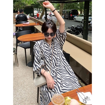 Rochie midi din chenille, cu model 3D, guler polo, talie înaltă, siluetă A-line.