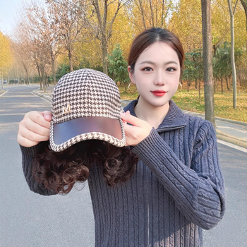 Șapcă cu perucă încorporată pentru femei, pălărie de iarnă cu perucă și păr buclat, model AT1316, stil simplu, păr din sârmă rezistentă la temperaturi înalte
