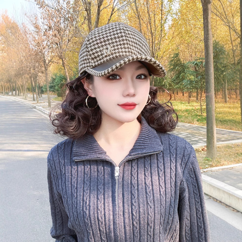 Șapcă cu perucă încorporată pentru femei, pălărie de iarnă cu perucă și păr buclat, model AT1316, stil simplu, păr din sârmă rezistentă la temperaturi înalte