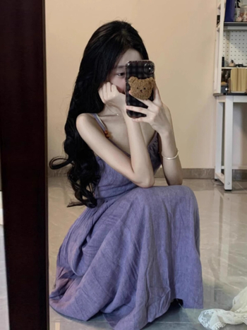 Rochie cu decolteu în V, bretele subțiri, fără mâneci, talie înaltă, lungă croială A-line