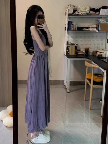 Rochie cu decolteu în V, bretele subțiri, fără mâneci, talie înaltă, lungă croială A-line