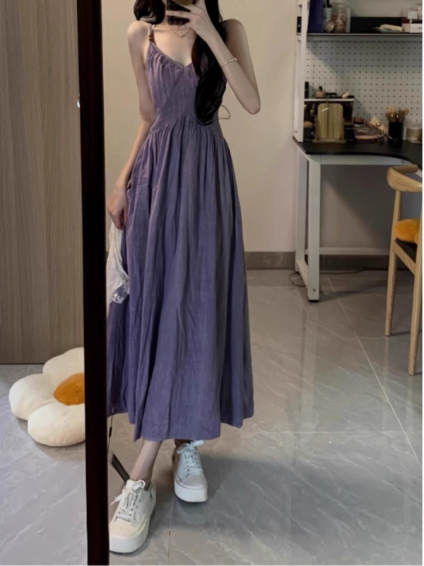 Rochie cu decolteu în V, bretele subțiri, fără mâneci, talie înaltă, lungă croială A-line