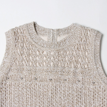 Rochie cu croială în A, tricotaj decupat cu ciucuri, guler rotund, fără mâneci, lungime medie