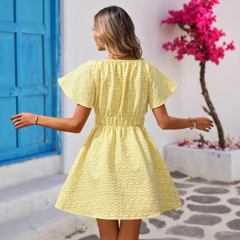 Rochie din poliester cu decolteu în V adânc, croială A, fustă scurtă, mâneci cu volane, stil patchwork