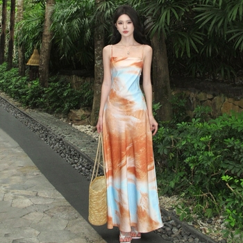 Haljina za plažu u stilu godišnjeg odmora s elegantnim dojmom, naglašeni struk i silueta ribe, tie-dye party haljina u zrelom stilu, prilagodljiva silueta