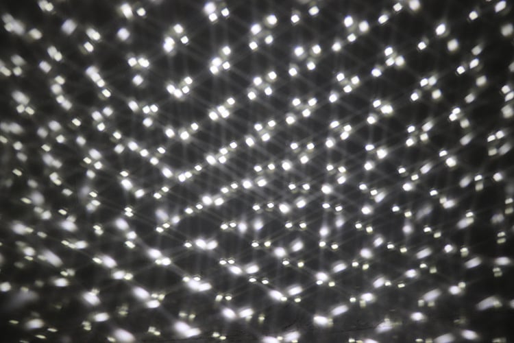 LED λαμπτήρας προβολής νιφάδας χιονιού για εξωτερική αυλή - IP65 αδιάβροχος, ABS σώμα, τηλεχειριστήριο λευκό φως, αυτονομία άνω των 36 ωρών