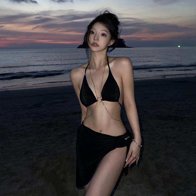 Bikini set s jastučićima za grudi, bez naramenica, bez rukava, visoka elastičnost; vanjski materijal najlon, podstava poliester 85%