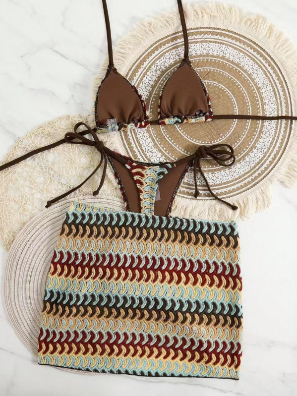 Tri-dijelni bikini set s prugama, uski kroj, visoka elastičnost; materijal: poliester i elastan, s podstavom za grudi, pogodan za plivanje i vodene sportove