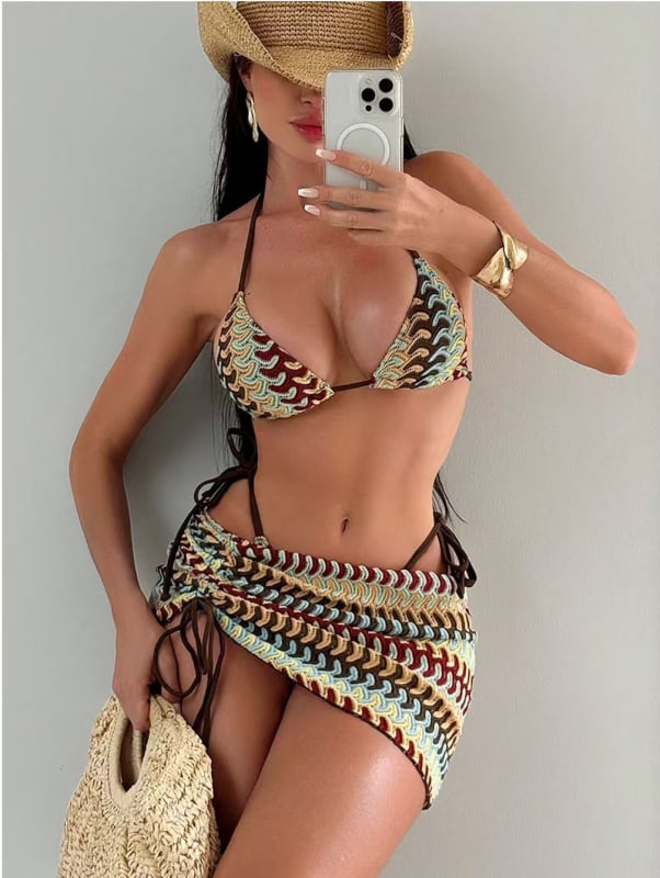 Tri-dijelni bikini set s prugama, uski kroj, visoka elastičnost; materijal: poliester i elastan, s podstavom za grudi, pogodan za plivanje i vodene sportove