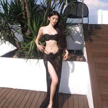 Dvije komponente bikini: visoki struk, otvorena leđa, uski kroj; materijal najlon 82% / spandeks 18%; umetci za grudi uključeni