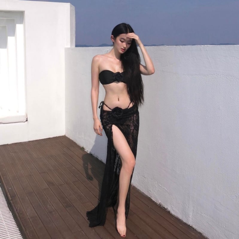 Dvije komponente bikini: visoki struk, otvorena leđa, uski kroj; materijal najlon 82% / spandeks 18%; umetci za grudi uključeni