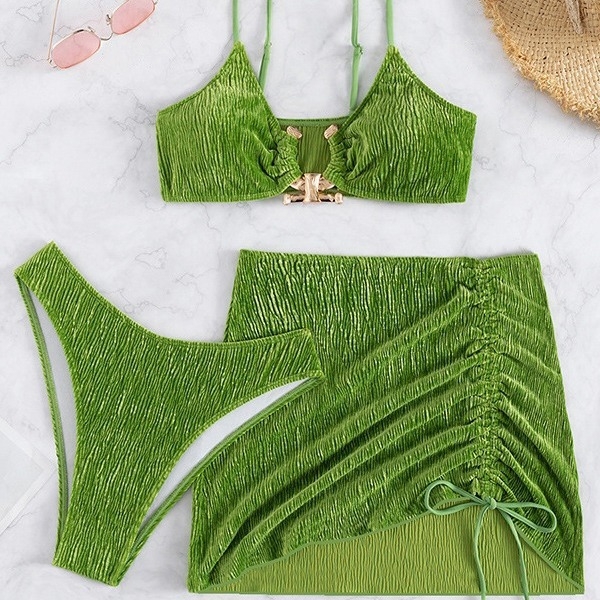 Trodjelni bikini set — poliester, brzo sušenje, podstava 95% poliester / 5% elastan, napunjene košarice, bez metalne potpore