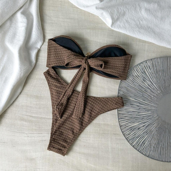 3-dijelni bikini set: top bez naramenica, gaćice visokog struka, dugački prekrivni set s prorezom; umetak za poprsje uključen
