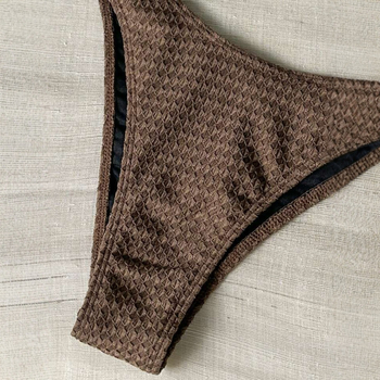 3-dijelni bikini set: top bez naramenica, gaćice visokog struka, dugački prekrivni set s prorezom; umetak za poprsje uključen