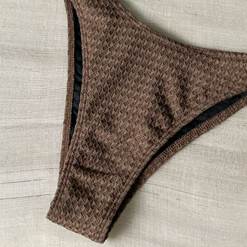 3-dijelni bikini set: top bez naramenica, gaćice visokog struka, dugački prekrivni set s prorezom; umetak za poprsje uključen